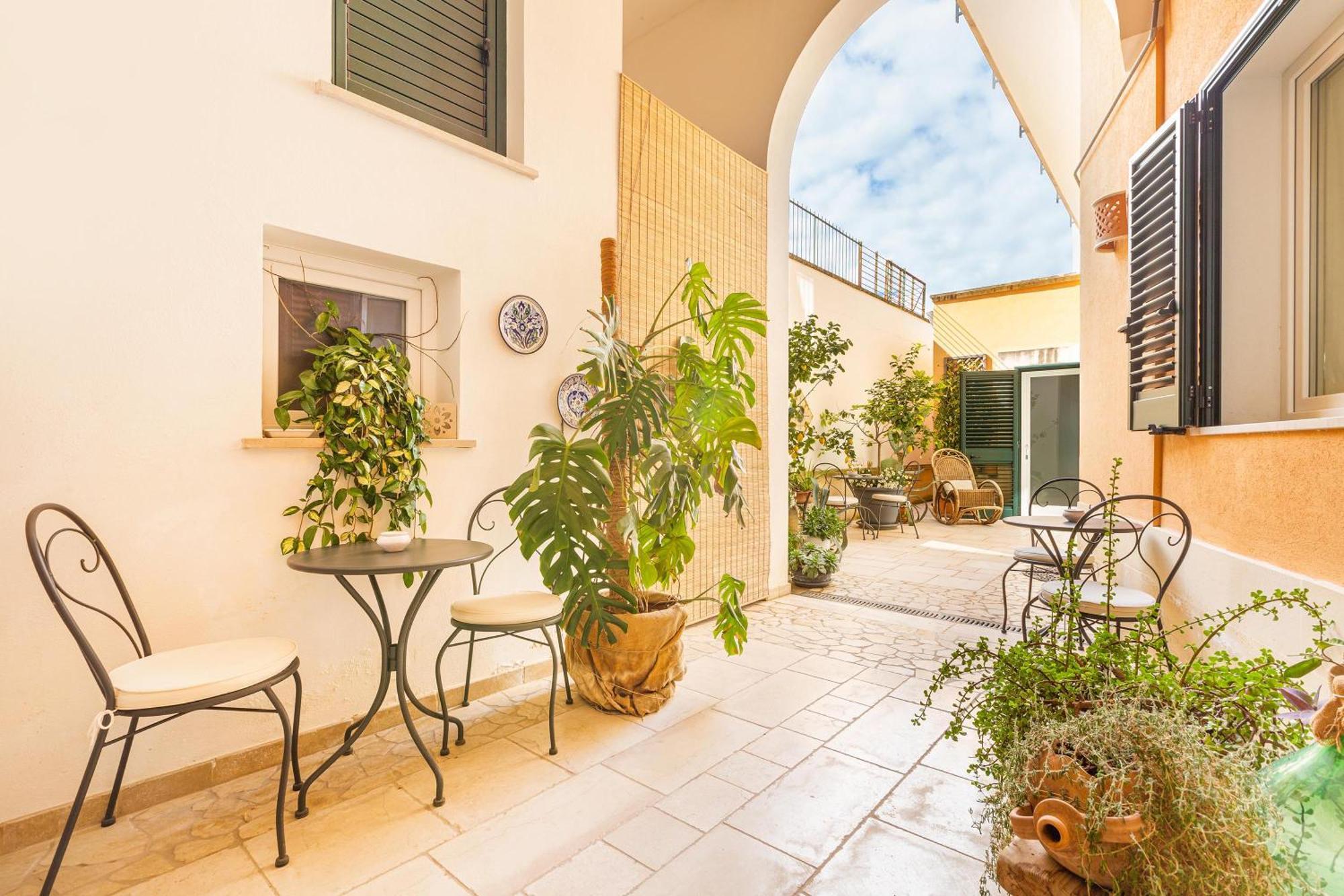 Dimora Le Tre Muse Guesthouse Lecce Exterior photo