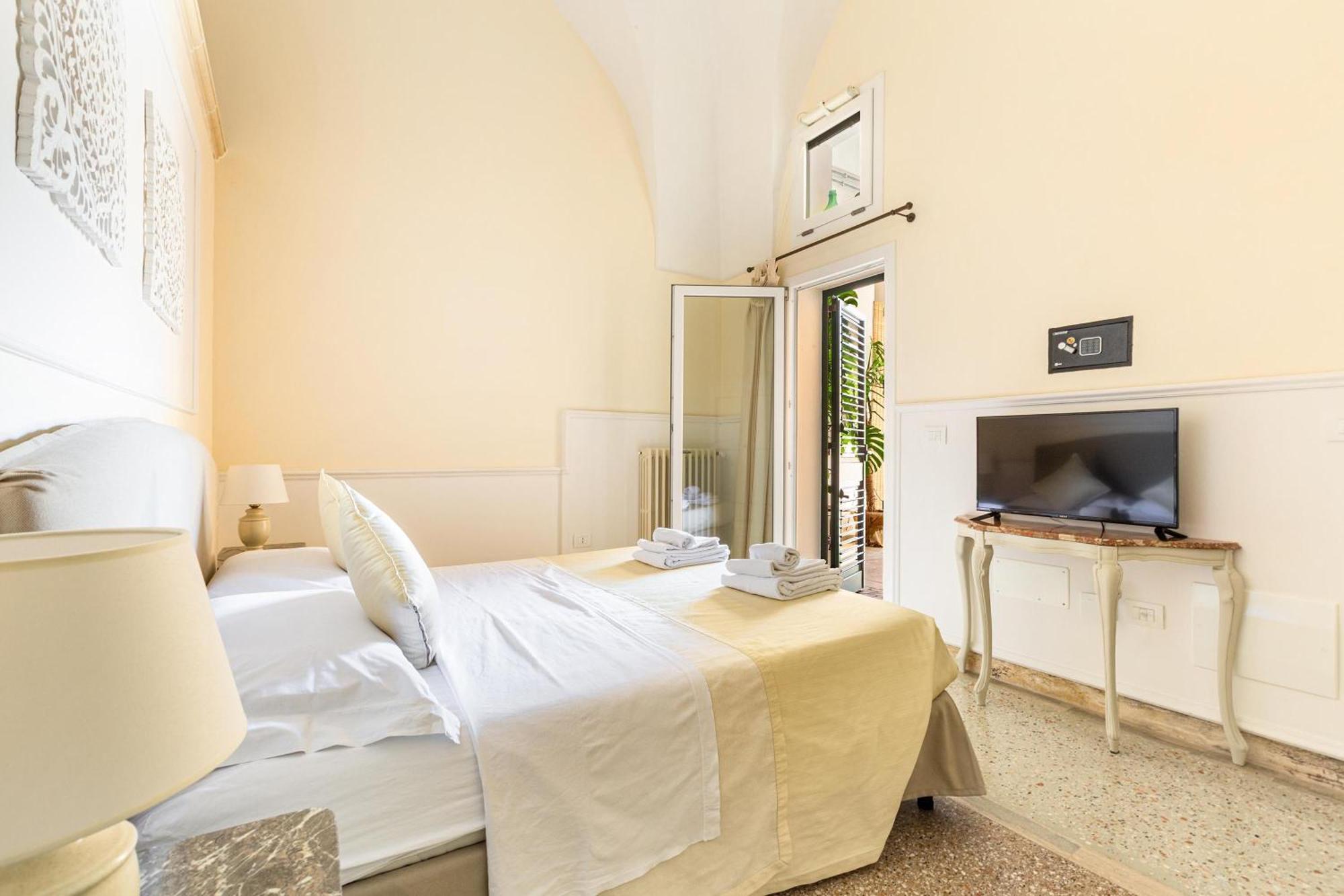 Dimora Le Tre Muse Guesthouse Lecce Exterior photo